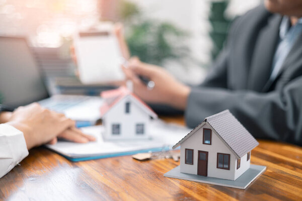 Explain and present information about home and mortgage purchases. Real estate agents bid homes in the project to explain in detail to clients. taxes and profits to invest in real estate concept.