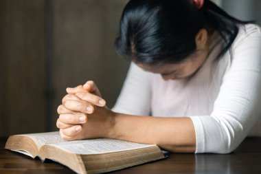 Kadınlar daha iyi bir hayat dilemek için Tanrı 'ya dua ederler. Dişi eller Tanrı 'ya tapar. Kadın elleri Tanrı 'ya dua ediyor. Hristiyan hayatı, Tanrı 'ya dua etmek. Bağışlanmak için yalvarıyor ve iyiliğe inanıyordu..