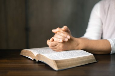 Kadınlar daha iyi bir hayat dilemek için Tanrı 'ya dua ederler. Dişi eller Tanrı 'ya tapar. Kadın elleri Tanrı 'ya dua ediyor. Hristiyan hayatı, Tanrı 'ya dua etmek. Bağışlanmak için yalvarıyor ve iyiliğe inanıyordu..