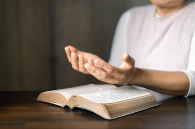 Kadınlar daha iyi bir hayat dilemek için Tanrı 'ya dua ederler. Dişi eller Tanrı 'ya tapar. Kadın elleri Tanrı 'ya dua ediyor. Hristiyan hayatı, Tanrı 'ya dua etmek. Bağışlanmak için yalvarıyor ve iyiliğe inanıyordu..