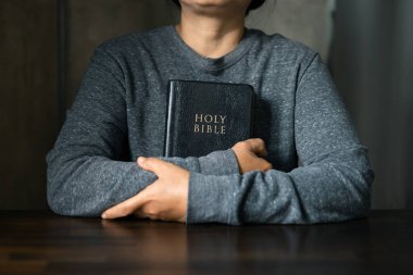 Hristiyan hayatı, Tanrı 'ya dua etmek. Kadınlar daha iyi bir hayat dilemek için Tanrı 'ya dua ederler. Dişi eller Tanrı 'ya tapar. Kadın elleri Tanrı 'ya dua ediyor. Bağışlanmak için yalvarıyor ve iyiliğe inanıyordu..