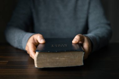 Hristiyan hayatı, Tanrı 'ya dua etmek. Kadınlar daha iyi bir hayat dilemek için Tanrı 'ya dua ederler. Dişi eller Tanrı 'ya tapar. Kadın elleri Tanrı 'ya dua ediyor. Bağışlanmak için yalvarıyor ve iyiliğe inanıyordu..