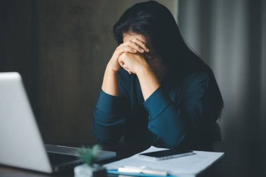 Stresli iş kadını. Yorgun iş kadını uzun süre masa başında oturmaktan sıkılmış ve uykulu ve ofis sendromu var. Ofisteki sıkıcı kadın bilgisayarla çalışıyor ve bilgisayar ekranına bakıyor.