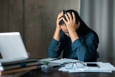 Yorgun iş kadını uzun süre masa başında oturmaktan sıkılmış ve uykulu ve ofis sendromu var. Stresli iş kadını. Ofisteki sıkıcı kadın bilgisayarla çalışıyor ve bilgisayar ekranına bakıyor.