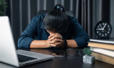 İş kadını işte dua ediyor. Ofiste derin düşüncelere dalmak. Dua jestine sarılmış eller bir şey için yalvarıyor. Elleri bağlı bir kadın ofiste otururken dua ediyor..