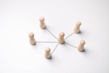 Çizgilerle birbirine bağlı insanlar topluluğu. İşbirliği, takım çalışması, eğitim. Personel, topluluk toplantısı. İşbirliği ve işbirliği, katılım. Sosyal bağlantılar, görevleri çözmek için birleşmek