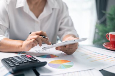 Resepsiyonda çalışan iş kadını hesap makinesi kullanarak rakamları hesaplıyor, muhasebe kavramını finanse ediyor. Kadın muhasebeci hesap makinesi ve bilgisayar kullanıyor. vergi, muhasebe, istatistik