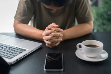 Hristiyan online din teknolojisi konsepti. Bilgisayarlı Christian 'a dua eden eller, pazar ayini için canlı kilise. Bilgisayar laptopuyla karanlıkta dua eden Asyalı kadın..