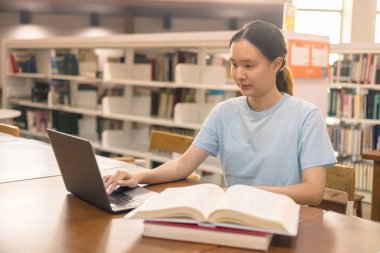 Genç öğrenci hevesle sınıfa giriyor, üniversitede öğrenim ve eğitim dünyasına dalmaya hazır, üniversitede meslektaşlarıyla birlikte kitaplar okuyor..