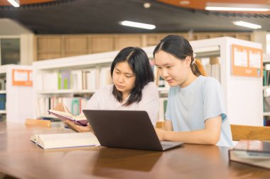 İki genç kadın, kendini adamış bir öğrenci, üniversite hayatını arkadaşıyla birlikte sürdürüyor, birlikte hedeflerine ulaşırken eğitim ve büyümeyi kucaklıyor. Üniversitede kız öğrenci