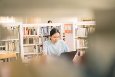 Genç öğrenci hevesle sınıfa giriyor, üniversitede öğrenim ve eğitim dünyasına dalmaya hazır, üniversitede meslektaşlarıyla birlikte kitaplar okuyor..