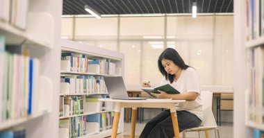 Genç öğrenci hevesle sınıfa giriyor, üniversitede öğrenim ve eğitim dünyasına dalmaya hazır, üniversitede meslektaşlarıyla birlikte kitaplar okuyor..