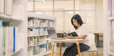 Genç öğrenci hevesle sınıfa giriyor, üniversitede öğrenim ve eğitim dünyasına dalmaya hazır, üniversitede meslektaşlarıyla birlikte kitaplar okuyor..