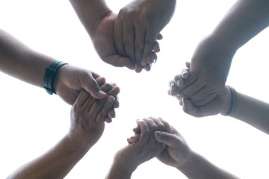 Çeşitli gruplar dua etmek, destek olmak ve birbirlerine yardım etmek için bir araya geldiler, farklı geçmişleri ve birleşmiş elleriyle topluluğun gücünü gösterdiler. Grup Hıristiyan dua kavramı.