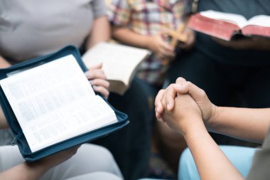 Hıristiyan kadın grupla el ele tutuştu, Tanrı 'ya dua ederek ve bağlılıkla inançlarını ifade ederek, ortak dinlerinde birleştiler. Arkadaşlar, Hıristiyan grup dua kavramı.