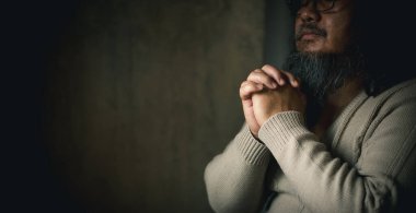 İnsan, İsa 'ya tapınarak Tanrı' ya olan dini inancını ifade ediyor. İnsan, Tanrı 'ya dua ederek, ibadetle dini inançlarını ve bağlılıklarını gösterir..