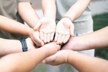 Çeşitli gruplar dua etmek, destek olmak ve birbirlerine yardım etmek için bir araya geldiler, farklı geçmişleri ve birleşmiş elleriyle topluluğun gücünü gösterdiler. Grup Hıristiyan dua kavramı.