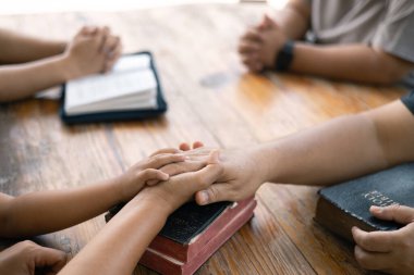 Kadın inanç grubuyla el ele verdi, bir takım olarak dua etmek için bir araya geldi, tanrıya olan bağlılıkları ve ortak dinleri için birleştiler. Hıristiyan grup dua kavramı.