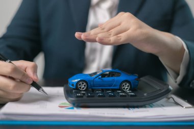Ajan bir iş anlaşmasını kolaylaştırdı, taşıma sırasında aracı korumak için otomobil sigortası anlaşmasını sonuçlandırdı. araba sigortası kavramı.