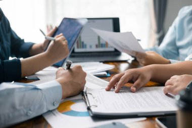 Finans analisti, iş arkadaşlarına, kurumsal ofise şirketin mali durumunu ve eğilimlerini gösteren ayrıntılı bir veri analizi grafiği sundu. İş veri analizi kavramı.