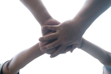 Çeşitli gruplar dua etmek, destek olmak ve birbirlerine yardım etmek için bir araya geldiler, farklı geçmişleri ve birleşmiş elleriyle topluluğun gücünü gösterdiler. Grup Hıristiyan dua kavramı.