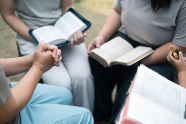 Hıristiyan kadın grupla el ele tutuştu, Tanrı 'ya dua ederek ve bağlılıkla inançlarını ifade ederek, ortak dinlerinde birleştiler. Arkadaşlar, Hıristiyan grup dua kavramı.