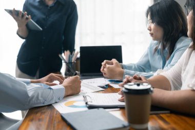 Finans analisti, iş arkadaşlarına, kurumsal ofise şirketin mali durumunu ve eğilimlerini gösteren ayrıntılı bir veri analizi grafiği sundu. İş veri analizi kavramı.