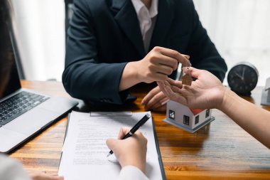 Emlakçı ipotek kredisiyle emlak satışını kolaylaştırarak, yetenekli bir komisyoncunun yardımıyla alıcı için sorunsuz bir yatırım süreci sağladı. Kredi, sigorta, onay, gayrimenkul.