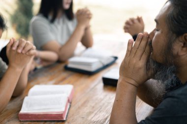 Kadın inanç grubuyla el ele verdi, bir takım olarak dua etmek için bir araya geldi, tanrıya olan bağlılıkları ve ortak dinleri için birleştiler. Hıristiyan grup dua kavramı.