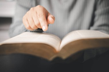 Eski Katolik tapınağında İncil okuyan Hristiyan bir kadın. Dindar Hristiyan kadın dua eder, İncil 'ini hararetle okur, Katolik bağlılığının özünü somutlaştırır..
