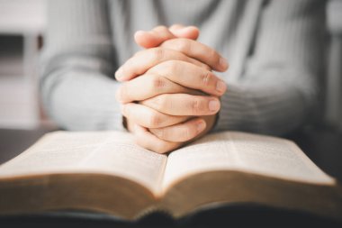 Eski Katolik tapınağında İncil okuyan Hristiyan bir kadın. Dindar Hristiyan kadın dua eder, İncil 'ini hararetle okur, Katolik bağlılığının özünü somutlaştırır..