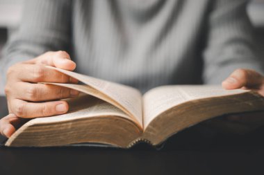 Eski Katolik tapınağında İncil okuyan Hristiyan bir kadın. Dindar Hristiyan kadın dua eder, İncil 'ini hararetle okur, Katolik bağlılığının özünü somutlaştırır..