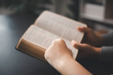 Kilisede, insanlar kutsal kitap öğretileriyle birleşmiş dindar Katolikler olarak birlikte İncil okuyup inançlarını güçlendiriyorlar. Hıristiyanlar dua etmek ve Tanrı 'nın lütfunu aramak için el ele tutuşurlar..