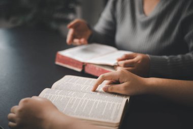 Kilisede, insanlar kutsal kitap öğretileriyle birleşmiş dindar Katolikler olarak birlikte İncil okuyup inançlarını güçlendiriyorlar. Hıristiyanlar dua etmek ve Tanrı 'nın lütfunu aramak için el ele tutuşurlar..