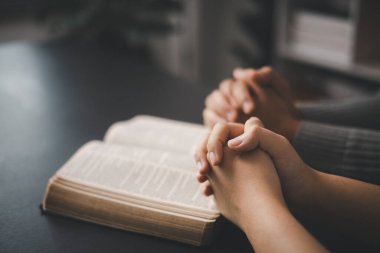 Kilisede, insanlar kutsal kitap öğretileriyle birleşmiş dindar Katolikler olarak birlikte İncil okuyup inançlarını güçlendiriyorlar. Hıristiyanlar dua etmek ve Tanrı 'nın lütfunu aramak için el ele tutuşurlar..
