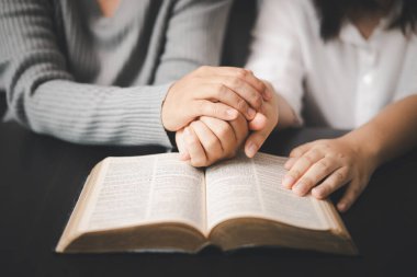 Kilisede, insanlar kutsal kitap öğretileriyle birleşmiş dindar Katolikler olarak birlikte İncil okuyup inançlarını güçlendiriyorlar. Hıristiyanlar dua etmek ve Tanrı 'nın lütfunu aramak için el ele tutuşurlar..