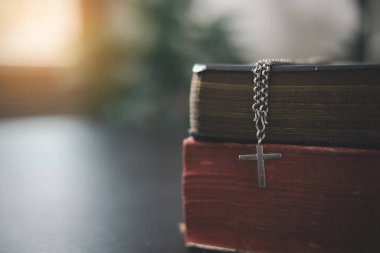 Kutsal İncil ahşap masada, İncil 'in olduğu Vintage Kilisesi kara arka planda, arayanlar dua yoluyla kutsal bilgiyi bulurlar, Tanrı' ya saygı ve bağlılık ile bağlanırlar..