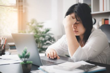 Stresli iş kadını, işinin baskısı ve depresyonun ağırlığıyla boğuşurken, kendini ofisinde uykulu ve işinin talepleri karşısında bunalmış hissediyordu..