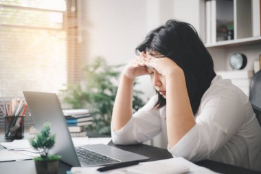 Stresli iş kadını, işinin baskısı ve depresyonun ağırlığıyla boğuşurken, kendini ofisinde uykulu ve işinin talepleri karşısında bunalmış hissediyordu..
