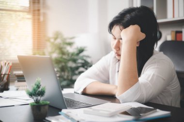 Stresli iş kadını, işinin baskısı ve depresyonun ağırlığıyla boğuşurken, kendini ofisinde uykulu ve işinin talepleri karşısında bunalmış hissediyordu..