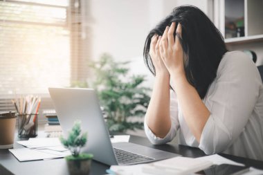 Stresli iş kadını, işinin baskısı ve depresyonun ağırlığıyla boğuşurken, kendini ofisinde uykulu ve işinin talepleri karşısında bunalmış hissediyordu..