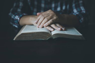 Hristiyan cemaati kilisede toplandı, her el İncil 'i tutarak, sarsılmaz inanç, dua ve umut, kutsal dualar vasıtasıyla Tanrı' nın rehberliğini arayarak. İbadet edenler, İsa Mesih 'e inananlar.