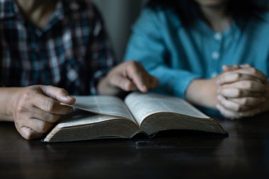 Dua eden Hıristiyanlar Tanrı 'ya olan inançlarını ifade eder ve kilisede İsa Mesih' e tapar. İncil 'in öğretilerinde ve dini inançlarında rehberlik ve teselli bulurlar..