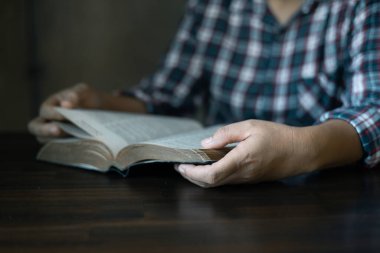 Hristiyan cemaati kilisede toplandı, her el İncil 'i tutarak, sarsılmaz inanç, dua ve umut, kutsal dualar vasıtasıyla Tanrı' nın rehberliğini arayarak. İbadet edenler, İsa Mesih 'e inananlar.