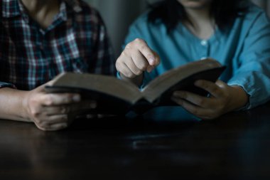 Dua eden Hıristiyanlar Tanrı 'ya olan inançlarını ifade eder ve kilisede İsa Mesih' e tapar. İncil 'in öğretilerinde ve dini inançlarında rehberlik ve teselli bulurlar..