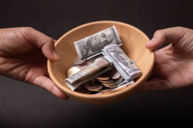 Hıristiyan finans prensipleri, İncil 'de de de belirtildiği gibi Tanrı' ya geri verme olarak görülüyor. İnananlar, para karşılığı şükranlarını sunuyorlar. Vergi, para, İncil, Hıristiyan, vermek.