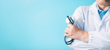 Doktor klinikteki kişinin sağlığını incelemek için steteskop kullanarak hastanenin kapsamlı sağlık hizmetleri kapsamında gerekli tıbbi bakımı sağladı. doktor, sağlık, hastane, ilaç, sağlık.