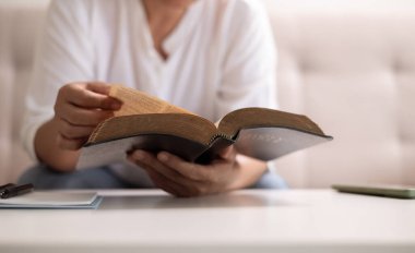 İnancı ve umudu olan Hristiyan kadın, Tanrı 'ya ve dinini somutlaştıran İsa Mesih' e dua etmek için elini kaldırır. Kadın, el, inanç, dua, ibadet, İsa Mesih, Hristiyan, Tanrı, umut.