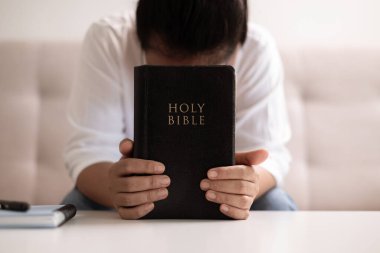 İnancı ve umudu olan Hristiyan kadın, Tanrı 'ya ve dinini somutlaştıran İsa Mesih' e dua etmek için elini kaldırır. Kadın, el, inanç, dua, ibadet, İsa Mesih, Hristiyan, Tanrı, umut.