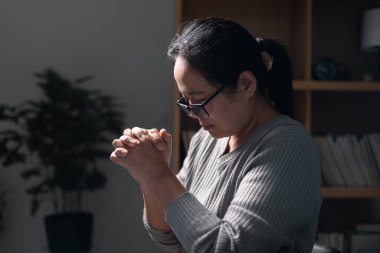 İnançlı bir kadın, kutsal İncil 'i namaz kılarken, sarsılmaz bir bağlılıkla ibadet ederken ve Hristiyan dininin ilkelerini benimserken kavradı. İncil, dua, din, kadın.